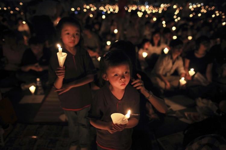 <a><img src="https://www.theepochtimes.com/assets/uploads/2015/09/115218039(1).jpg" alt="Children hold candles during a vigil marking the anniversary of the Tiananmen Square crackdown, in Hong Kong, on June 4. Thousands of people marked the bloody 1989 crushing of democracy protests in Beijing as China defies international condemnation with a roundup of political dissidents. (Ed Jones/AFP/Getty Images)" title="Children hold candles during a vigil marking the anniversary of the Tiananmen Square crackdown, in Hong Kong, on June 4. Thousands of people marked the bloody 1989 crushing of democracy protests in Beijing as China defies international condemnation with a roundup of political dissidents. (Ed Jones/AFP/Getty Images)" width="575" class="size-medium wp-image-1803144"/></a>