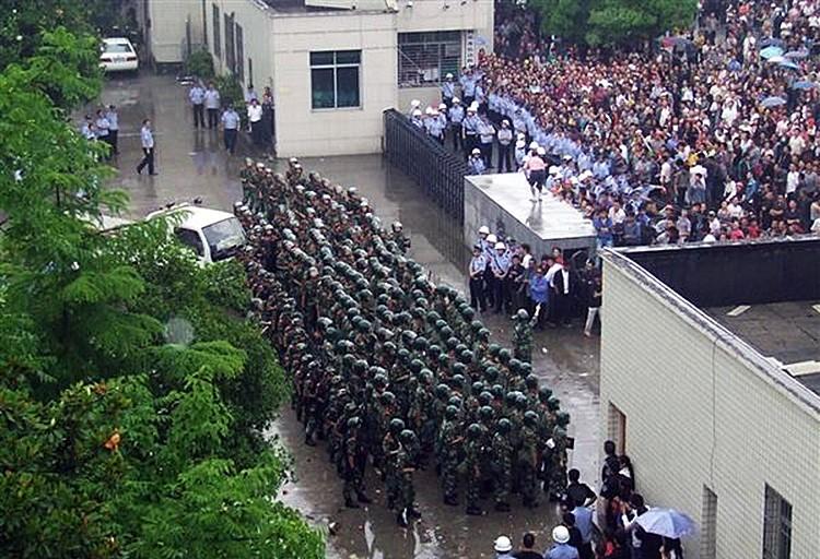 <a><img src="https://www.theepochtimes.com/assets/uploads/2015/09/115879259.jpg" alt="Chinese riot police in formation at the gate around the Lichuan City compound, as thousands  of people gather outside, on June 9 in Hubei Province. The crowd would clash with police and tear down the gate. (AFP/Getty Images)" title="Chinese riot police in formation at the gate around the Lichuan City compound, as thousands  of people gather outside, on June 9 in Hubei Province. The crowd would clash with police and tear down the gate. (AFP/Getty Images)" width="575" class="size-medium wp-image-1802849"/></a>