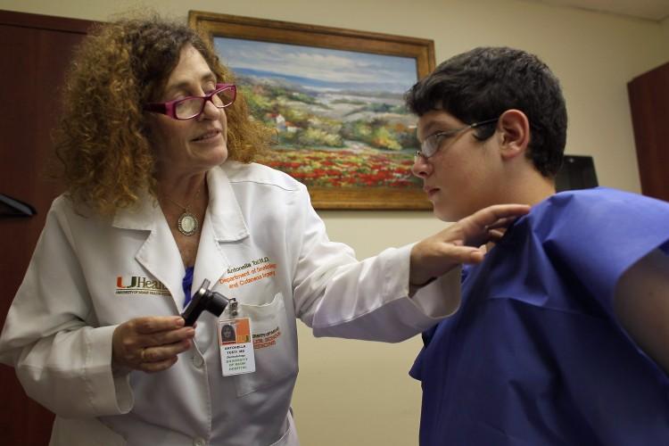 <a><img src="https://www.theepochtimes.com/assets/uploads/2015/09/116380344.jpg" alt="Doctor Antonella Tosti, Dermatologist University of Miami School of Medicine, examines Michael Casa Nova,12, for symptoms of skin cancer due to sun exposure on June 15, 2011 in Miami. (Joe Raedle/Getty Images)" title="Doctor Antonella Tosti, Dermatologist University of Miami School of Medicine, examines Michael Casa Nova,12, for symptoms of skin cancer due to sun exposure on June 15, 2011 in Miami. (Joe Raedle/Getty Images)" width="320" class="size-medium wp-image-1797124"/></a>