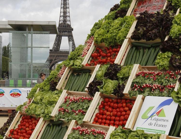 <a><img src="https://www.theepochtimes.com/assets/uploads/2015/09/116870105_.jpg" alt="A vegetable pyramid is built in front of the Eiffel tower by French vegetable farmers protesting against the collapse of cucumber sales due to fear of E.coli bacteria contamination (Getty Images)" title="A vegetable pyramid is built in front of the Eiffel tower by French vegetable farmers protesting against the collapse of cucumber sales due to fear of E.coli bacteria contamination (Getty Images)" width="320" class="size-medium wp-image-1801498"/></a>