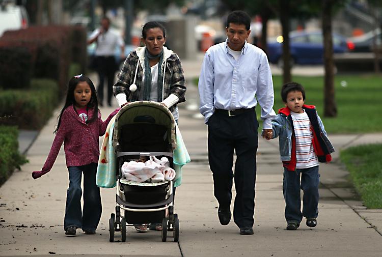 <a><img class="size-large wp-image-1795111" src="https://www.theepochtimes.com/assets/uploads/2015/09/118977667.jpg" alt="Immigrant Mother Of American Children Attends Deportation Hearing" width="590" height="397"/></a>