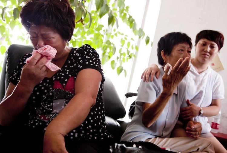 <a><img src="https://www.theepochtimes.com/assets/uploads/2015/09/119914533.jpg" alt="Chinese women grieve for their relatives who were killed in the Wenzhou train crash as people claim the bodies at a funeral parlor in Wenzhou, Zhejiang Province. One of China's official newspapers accused authorities of 'arrogance' in their handling of the deadly crash, joining a rising chorus of public fury. (STR/AFP/Getty Images)" title="Chinese women grieve for their relatives who were killed in the Wenzhou train crash as people claim the bodies at a funeral parlor in Wenzhou, Zhejiang Province. One of China's official newspapers accused authorities of 'arrogance' in their handling of the deadly crash, joining a rising chorus of public fury. (STR/AFP/Getty Images)" width="350" class="size-medium wp-image-1799543"/></a>
