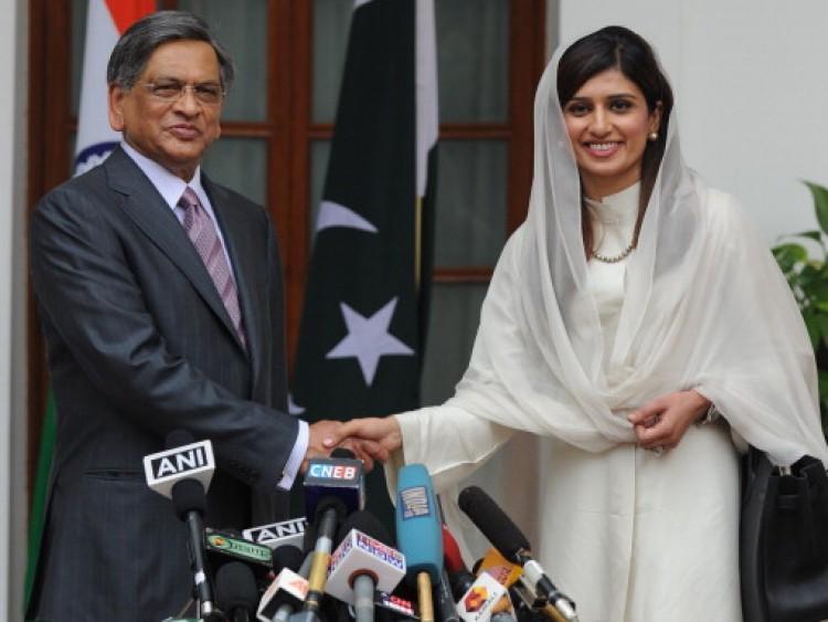 <a><img src="https://www.theepochtimes.com/assets/uploads/2015/09/119930995.jpg" alt="Pakistan Foreign Minister Hina Rabbani Khar (R) shakes hands with Indian Foreign Minister S. M. Krishna (L) prior to a meeting in New Delhi on July 27, 2011. (Prakash Singh/AFP/Getty Images)" title="Pakistan Foreign Minister Hina Rabbani Khar (R) shakes hands with Indian Foreign Minister S. M. Krishna (L) prior to a meeting in New Delhi on July 27, 2011. (Prakash Singh/AFP/Getty Images)" width="320" class="size-medium wp-image-1800184"/></a>