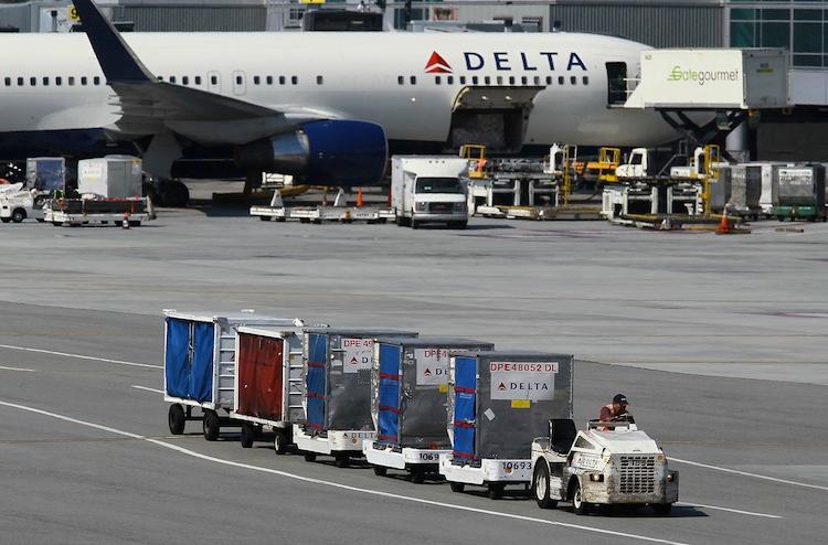 <a><img class="size-large wp-image-1784727" title="Delta Air Profit Trails Analysts' Estimates on Rising Fuel Costs" src="https://www.theepochtimes.com/assets/uploads/2015/09/119938743.jpg" alt="" width="590" height="388"/></a>