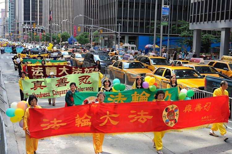 <a><img src="https://www.theepochtimes.com/assets/uploads/2015/09/11oneparade.jpg" alt="Over 4,000 Falun Gong practitioners march on the streets of Manhattan on Saturday. (Dai Bing/The Epoch Times)" title="Over 4,000 Falun Gong practitioners march on the streets of Manhattan on Saturday. (Dai Bing/The Epoch Times)" width="320" class="size-medium wp-image-1827997"/></a>