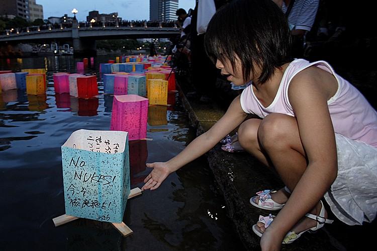 <a><img src="https://www.theepochtimes.com/assets/uploads/2015/09/120442771.jpg" alt="A girl releases a paper lantern onto the Motoyasu River on the 66th anniversary of the Hiroshima atomic bombing on August 6, 2011 in Hiroshima, Japan. The world's first atomic bomb was dropped on Hiroshima on August 6, 1945 by the United States during World War II, killing an estimated 70,000 people instantly with many thousands more dying over the following years from the effects of radiation. Three days later another atomic bomb was dropped on Nagasaki. (Kiyoshi Ota/Getty Images)" title="A girl releases a paper lantern onto the Motoyasu River on the 66th anniversary of the Hiroshima atomic bombing on August 6, 2011 in Hiroshima, Japan. The world's first atomic bomb was dropped on Hiroshima on August 6, 1945 by the United States during World War II, killing an estimated 70,000 people instantly with many thousands more dying over the following years from the effects of radiation. Three days later another atomic bomb was dropped on Nagasaki. (Kiyoshi Ota/Getty Images)" width="575" class="size-medium wp-image-1799618"/></a>