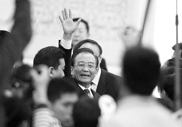 <a><img class="size-large wp-image-1788061" title="Chinese Premier Wen Jiabao waves to media" src="https://www.theepochtimes.com/assets/uploads/2015/09/12050122372120542.jpg" alt="Chinese Premier Wen Jiabao waves to media" width="590" height="411"/></a>