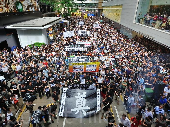 <a><img class="size-medium wp-image-1785495" title="25,000 People Protest in HK" src="https://www.theepochtimes.com/assets/uploads/2015/09/1206100958122482.jpg" alt="Over the Mysterious Death of Chinese dissident" width="350" height="262"/></a>
