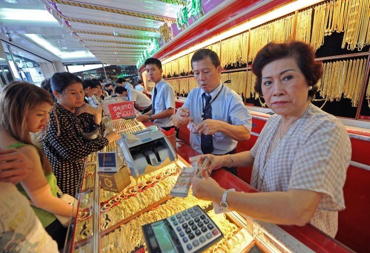 <a><img src="https://www.theepochtimes.com/assets/uploads/2015/09/120716305gold.jpg" alt="GOLD RUSH: Thai customers queue to buy gold at a jewellery shop in Bangkok on August 9, 2011. The price of gold struck a record high above 1,700 USD an ounce on August 8 with dealers flocking to the safe haven metal as Asian stocks tumbled. (Pornchai Kittiwongsakul/AFP/Getty Images)" title="GOLD RUSH: Thai customers queue to buy gold at a jewellery shop in Bangkok on August 9, 2011. The price of gold struck a record high above 1,700 USD an ounce on August 8 with dealers flocking to the safe haven metal as Asian stocks tumbled. (Pornchai Kittiwongsakul/AFP/Getty Images)" width="320" class="size-medium wp-image-1799355"/></a>
