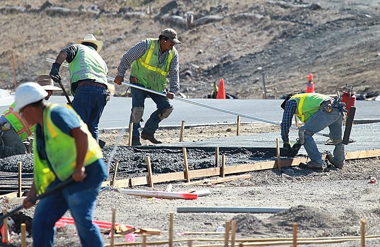 <a><img src="https://www.theepochtimes.com/assets/uploads/2015/09/121249561.jpg" alt="Construction workers smooth concrete for a walkway at a new housing development on Aug. 16 in Petaluma, Calif. The World Economic Forum's annual global competitiveness report showed that the United States fell one place to fifth in the world in business competitiveness. (Justin Sullivan/Getty Images)" title="Construction workers smooth concrete for a walkway at a new housing development on Aug. 16 in Petaluma, Calif. The World Economic Forum's annual global competitiveness report showed that the United States fell one place to fifth in the world in business competitiveness. (Justin Sullivan/Getty Images)" width="575" class="size-medium wp-image-1797609"/></a>