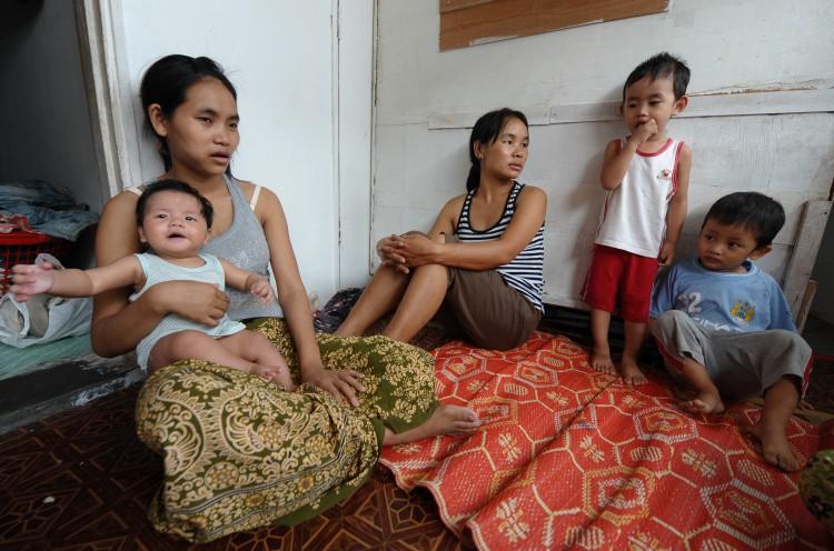 <a><img src="https://www.theepochtimes.com/assets/uploads/2015/09/123108713.jpg" alt="Former refugees and their children from Myanmar who had settled in Malaysia chat in their house in Kuala Lumpur on August 31, 2011. (Mohd Rasfan/AFP/Getty Images)" title="Former refugees and their children from Myanmar who had settled in Malaysia chat in their house in Kuala Lumpur on August 31, 2011. (Mohd Rasfan/AFP/Getty Images)" width="320" class="size-medium wp-image-1797905"/></a>