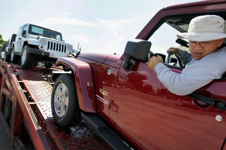 <a><img src="https://www.theepochtimes.com/assets/uploads/2015/09/127933121.jpg" alt="Jose Ortega drives a new Jeep vehicle off a truck as he delivers the new vehicles to the Hollywood Chrysler Jeep sales lot on Oct. 3 in Hollywood, Fla. Chrysler Group LLC reported that its U.S. sales last month was a 27 percent increase compared with 2010 September sales.   (Joe Raedle/Getty Images)" title="Jose Ortega drives a new Jeep vehicle off a truck as he delivers the new vehicles to the Hollywood Chrysler Jeep sales lot on Oct. 3 in Hollywood, Fla. Chrysler Group LLC reported that its U.S. sales last month was a 27 percent increase compared with 2010 September sales.   (Joe Raedle/Getty Images)" width="320" class="size-medium wp-image-1796679"/></a>