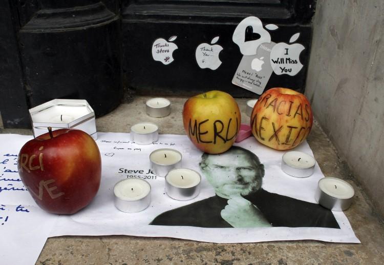 <a><img src="https://www.theepochtimes.com/assets/uploads/2015/09/128294776-Jobsshrine_2.jpg" alt="Apples are left in remembrance of Steve Jobs, former CEO of Apple Inc., outside the Apple Store on Oct. 6 in Paris, France. Jobs, who died Oct. 5, co-founded Apple in 1976 and is credited with marketing the world's first personal computer.(Thomas Coex/AFP/Getty Images)" title="Apples are left in remembrance of Steve Jobs, former CEO of Apple Inc., outside the Apple Store on Oct. 6 in Paris, France. Jobs, who died Oct. 5, co-founded Apple in 1976 and is credited with marketing the world's first personal computer.(Thomas Coex/AFP/Getty Images)" width="320" class="size-medium wp-image-1796763"/></a>