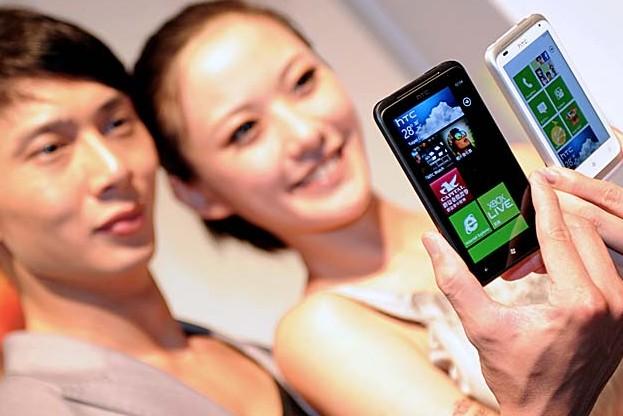 <a><img class="size-large wp-image-1795232" title="Local models pose with the latest HTC sm" src="https://www.theepochtimes.com/assets/uploads/2015/09/129046671.jpg" alt="" width="590" height="393"/></a>