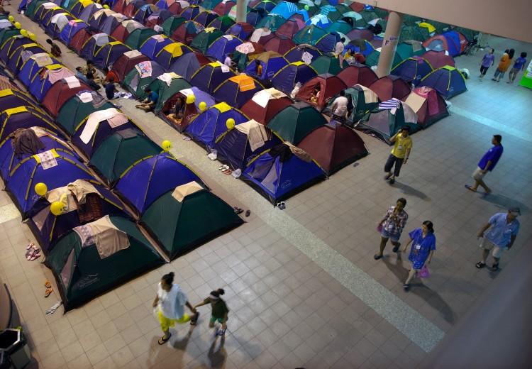 <a><img src="https://www.theepochtimes.com/assets/uploads/2015/09/130024078.jpg" alt="Flood victims take shelter in tents at the Don Muang airport, which has become an evacuation center, October 23, 2011 in Bangkok, Thailand.  (Paula Bronstein /Getty Images)" title="Flood victims take shelter in tents at the Don Muang airport, which has become an evacuation center, October 23, 2011 in Bangkok, Thailand.  (Paula Bronstein /Getty Images)" width="575" class="size-medium wp-image-1795871"/></a>