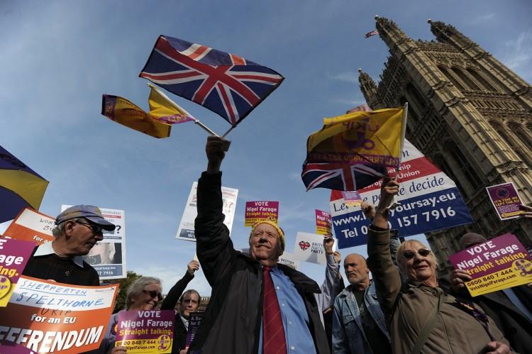 <a><img src="https://www.theepochtimes.com/assets/uploads/2015/09/130192295UKrebellion.jpg" alt="Supporters of the United Kingdom Independence Party (UKIP) take part in a demonstration outside the Houses of Parliament in central London on Oct. 24 calling for Parliament to vote in favor of a referendum. (Carl Court/Afp/Getty Images)" title="Supporters of the United Kingdom Independence Party (UKIP) take part in a demonstration outside the Houses of Parliament in central London on Oct. 24 calling for Parliament to vote in favor of a referendum. (Carl Court/Afp/Getty Images)" width="578" class="size-medium wp-image-1795893"/></a>