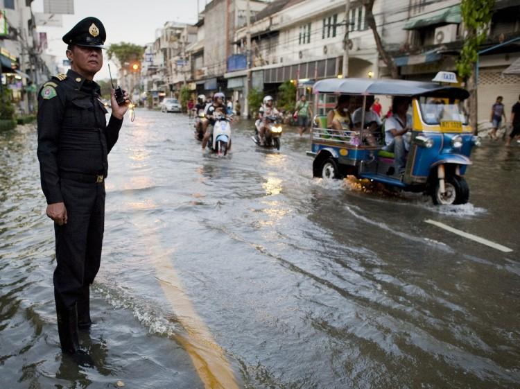 <a><img src="https://www.theepochtimes.com/assets/uploads/2015/09/130420067+Bangkok.jpg" alt="A police officer stands in floodwaters in a street, near the Chao Praya river in Bangkok, on Oct. 26. Bangkok residents have been warned that incoming floods could last for four weeks. (Nicolas Asfouri/AFP/Getty Images)" title="A police officer stands in floodwaters in a street, near the Chao Praya river in Bangkok, on Oct. 26. Bangkok residents have been warned that incoming floods could last for four weeks. (Nicolas Asfouri/AFP/Getty Images)" width="575" class="size-medium wp-image-1795747"/></a>
