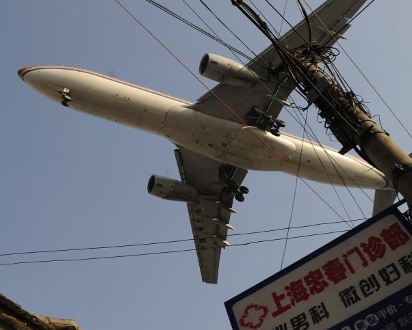 <a><img class="size-large wp-image-1794164" title="An airliner flies over head into Hongqia" src="https://www.theepochtimes.com/assets/uploads/2015/09/136437536.jpg" alt="" width="590" height="473"/></a>
