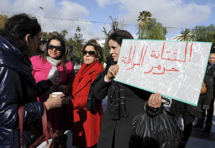 <a><img class="size-large wp-image-1782421" title="Tunisian artists hold a sign " src="https://www.theepochtimes.com/assets/uploads/2015/09/136555802.jpg" alt="" width="590" height="407"/></a>