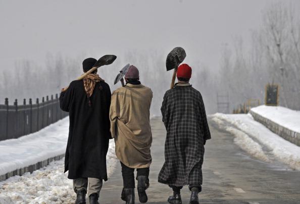 <a><img class="size-large wp-image-1793263" title="Kashmiri municipal workers walk on the b" src="https://www.theepochtimes.com/assets/uploads/2015/09/137244317.jpg" alt="" width="590" height="401"/></a>