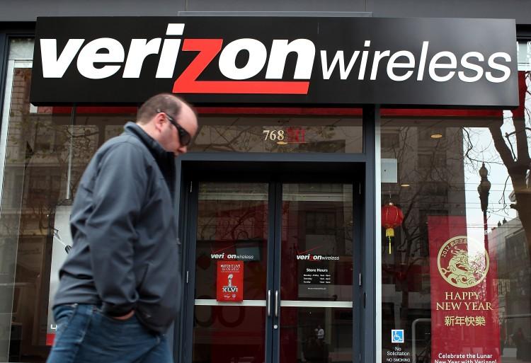 <a><img class="size-large wp-image-1791414" title="Verizon Posts Quarterly Loss Of Just Over 2 Billion" src="https://www.theepochtimes.com/assets/uploads/2015/09/137657392.jpg" alt="" width="590" height="403"/></a>