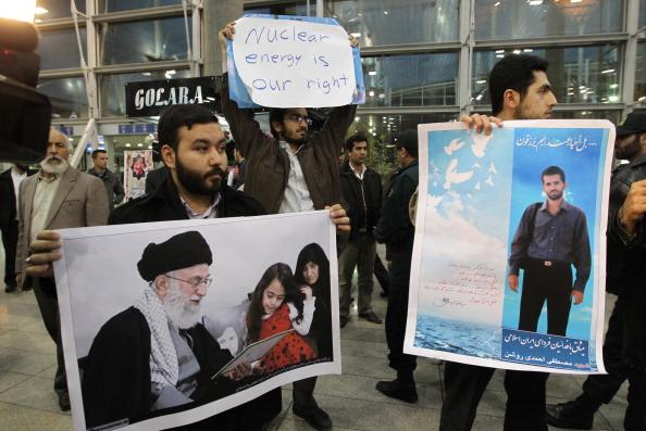 <a><img class="size-large wp-image-1792582" title="Iranian students hold a poster of assass" src="https://www.theepochtimes.com/assets/uploads/2015/09/137871792.jpg" alt="" width="590" height="394"/></a>