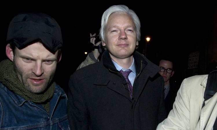 <a><img class="size-large wp-image-1788982" title="Wikileaks founder Julian Assange (C) lea" src="https://www.theepochtimes.com/assets/uploads/2015/09/138086078.jpg" alt="" width="590" height="354"/></a>