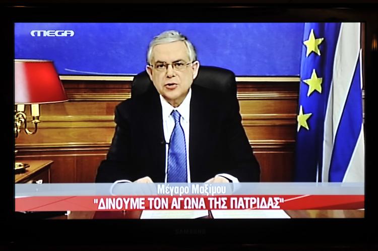 <a><img class="size-large wp-image-1792004" title="A picture of a TV screen shows Greek Prime Minister Lucas Papademos " src="https://www.theepochtimes.com/assets/uploads/2015/09/1387535702.jpg" alt="A picture of a TV screen shows Greek Prime Minister Lucas Papademos " width="590" height="392"/></a>