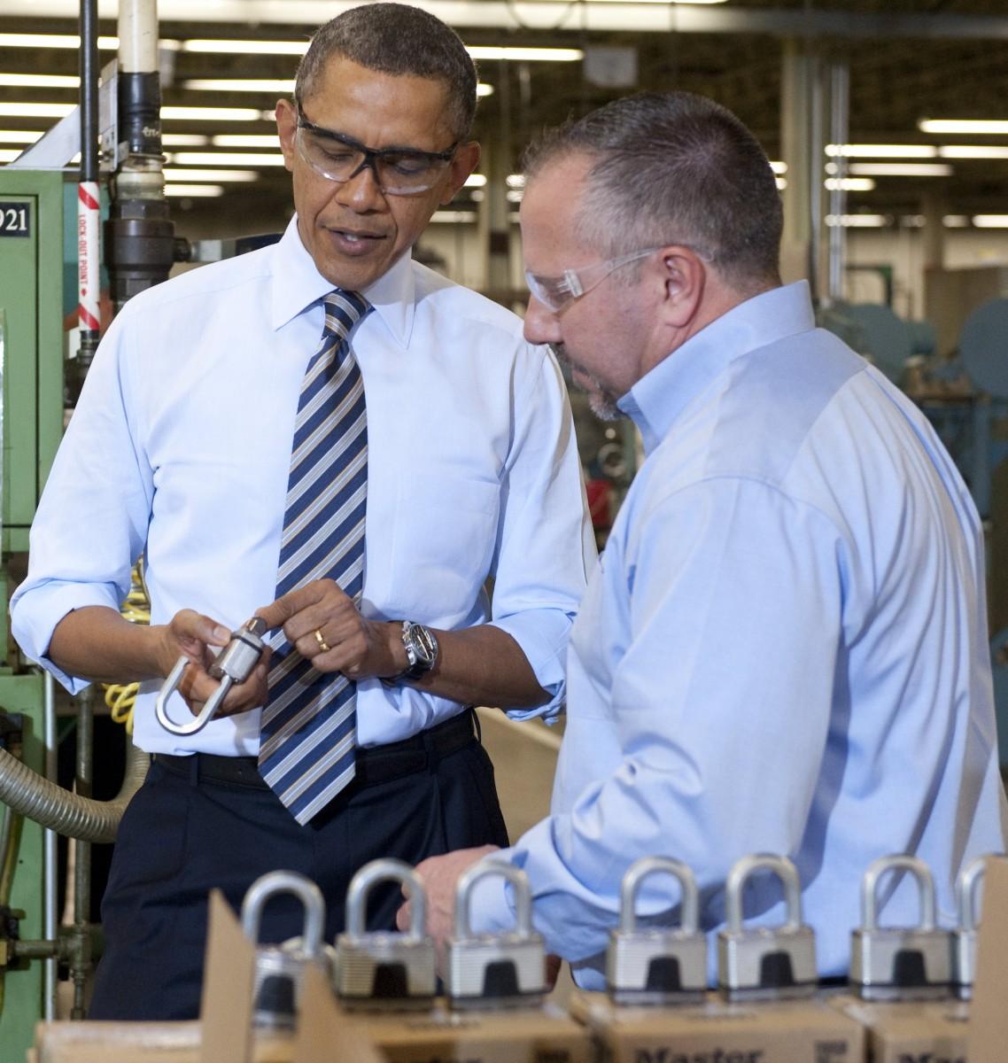 <a><img class="size-large wp-image-1791629" title="US President Barack Obama (L) examines a" src="https://www.theepochtimes.com/assets/uploads/2015/09/139034705.jpg" alt="" width="335" height="354"/></a>