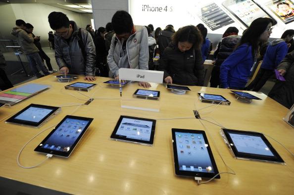 <a><img class="size-large wp-image-1791404" title="Customers look at Apple iPads at a store" src="https://www.theepochtimes.com/assets/uploads/2015/09/139485029.jpg" alt="" width="590" height="392"/></a>