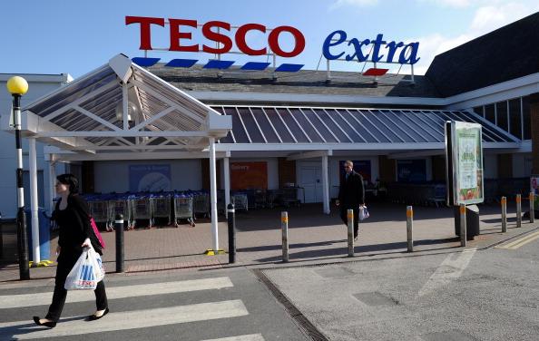 <a><img class="size-medium wp-image-1790901" title="People leave a Tesco Extra supermarket i" src="https://www.theepochtimes.com/assets/uploads/2015/09/140708204-tesco-2.jpg" alt="Tesco Extra supermarket in Birkenhead, north-west England" width="350" height="262"/></a>