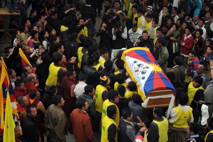 <a><img class="size-large wp-image-1786984" title="    The coffin of Jamphel Yeshi, who died after self-immolation on March 28 in New Delhi, is carried for cremation after a ceremony at Tsuglakhang Temple in McLeod Ganj on March 30, 2012. More than 30 Tibetans have set themselves on fire since March 2011. (Lobsang Wangyal/AFP/Getty Images)" src="https://www.theepochtimes.com/assets/uploads/2015/09/142106694.jpg" alt="" width="590" height="391"/></a>