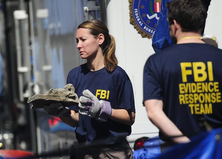 <a><img class="size-medium wp-image-1788532" title="New York police and FBI agents remove pi" src="https://www.theepochtimes.com/assets/uploads/2015/09/143166861.jpg" alt="" width="350" height="251"/></a>