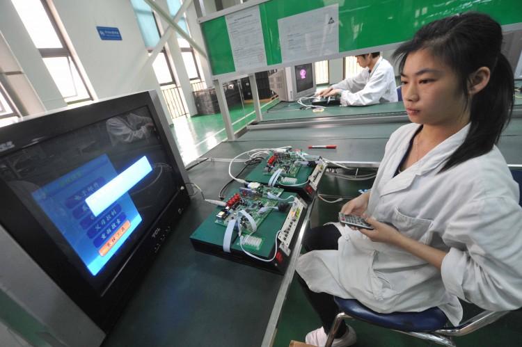 <a><img class="size-large wp-image-1786867" title="Chinese workers test the circuit boards" src="https://www.theepochtimes.com/assets/uploads/2015/09/143616745.jpg" alt="" width="590" height="392"/></a>