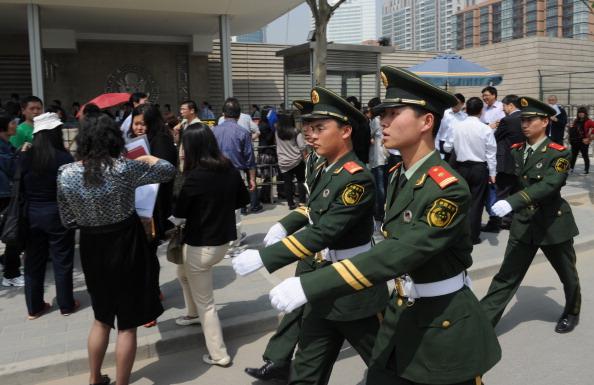 <a><img class="size-large wp-image-1786785" title="Chinese military policemen march to chan" src="https://www.theepochtimes.com/assets/uploads/2015/09/143649371-1.jpg" alt="" width="590" height="382"/></a>