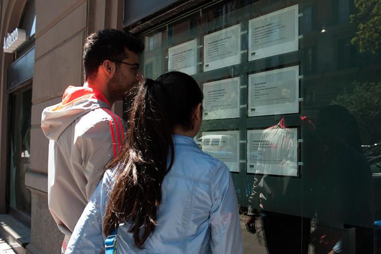 <a><img class="size-medium wp-image-1787814" title="Two people look at job announcements on the window of an agency in Naples on May 3, 2012. Italy's unemployment rate hit a record of 9.8 per cent in March, official data showed on May 2, as a recession in the eurozone's third-biggest economy deepens.(Anna Monaco/AFP/GettyImages)" src="https://www.theepochtimes.com/assets/uploads/2015/09/143717934.jpg" alt="Two people look at job announcements on the window of an agency in Naples on May 3, 2012. Italy's unemployment rate hit a record of 9.8 per cent in March, official data showed on May 2, as a recession in the eurozone's third-biggest economy deepens. (Anna Monaco/AFP/GettyImages)" width="350" height="233"/></a>