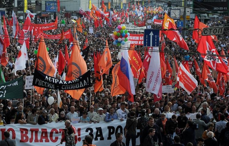 <a><img class="size-large wp-image-1786288" title="Russian people march along a street duri" src="https://www.theepochtimes.com/assets/uploads/2015/09/143958181.jpg" alt="" width="590" height="377"/></a>