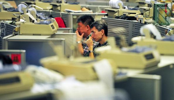<a><img class="size-large wp-image-1787184" title="Traders work on the floor of the Hong Ko" src="https://www.theepochtimes.com/assets/uploads/2015/09/143978937.jpg" alt="" width="590" height="339"/></a>
