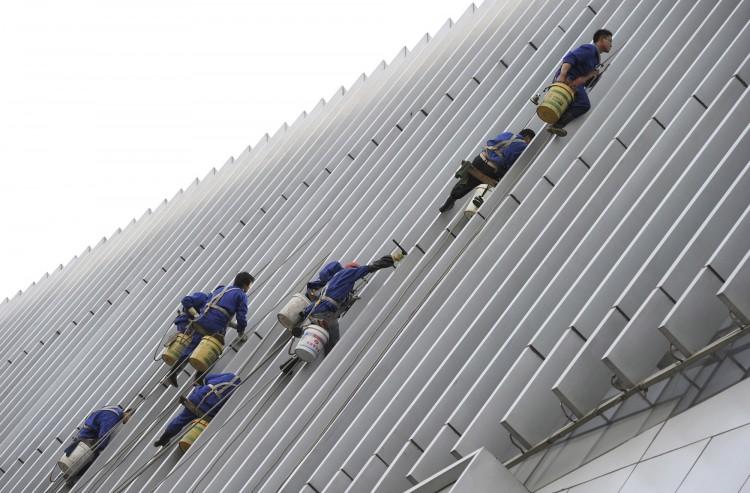 <a><img class="wp-image-1783020" title="Workers clean the facade of a building i" src="https://www.theepochtimes.com/assets/uploads/2015/09/145570911-1.jpg" alt="Workers clean the facade of a building i" width="350" height="230"/></a>