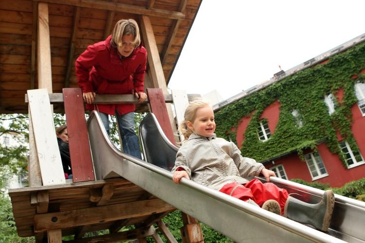 <a><img class="size-medium wp-image-1786324" title="A mother and her three-year-old daughter play on a slide on a playground on June 6" src="https://www.theepochtimes.com/assets/uploads/2015/09/145812527.jpg" alt="A mother and her three-year-old daughter play on a slide on a playground on June 6" width="350" height="233"/></a>