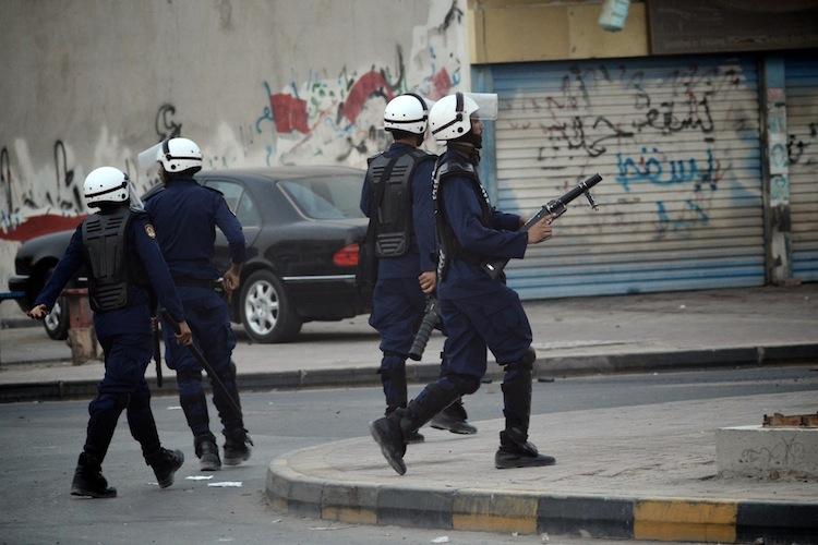 <a><img class="size-large wp-image-1785334" title="Bahraini riot policemen confront the pro" src="https://www.theepochtimes.com/assets/uploads/2015/09/146689437.jpg" alt="" width="590" height="393"/></a>