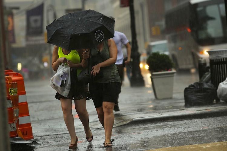 <a><img class="size-large wp-image-1784670" title="Thunderstorms Erupt After Three-Day Heat Wave In New York" src="https://www.theepochtimes.com/assets/uploads/2015/09/146689689.jpg" alt="" width="590" height="393"/></a>