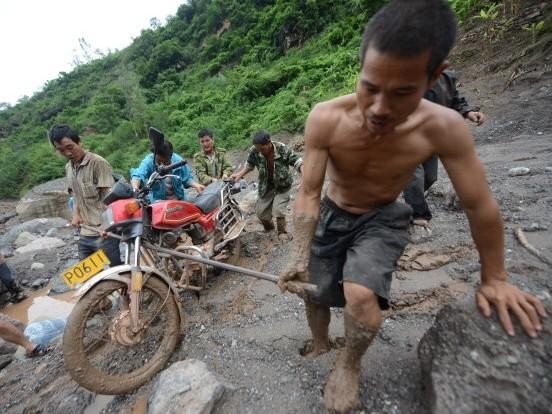 <a><img class="wp-image-1785129" title="Workers salvage a morotcycle after a mud" src="https://www.theepochtimes.com/assets/uploads/2015/09/147494714.jpeg" alt="" width="340" height="255"/></a>