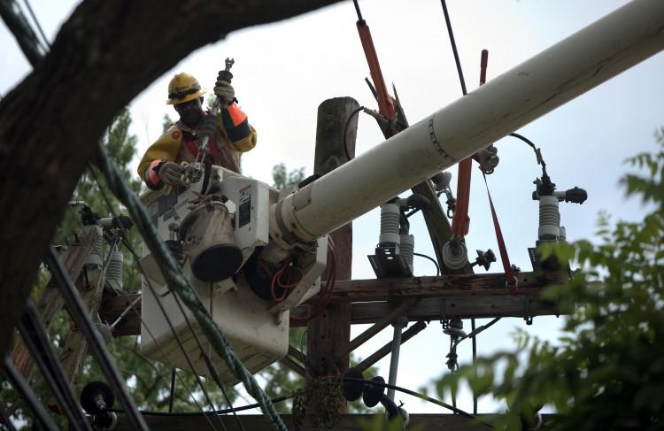 <a><img class="size-large wp-image-1785266" title="A Pepco employee in Bethesda, Md., works to stabilize power lines" src="https://www.theepochtimes.com/assets/uploads/2015/09/147523482.jpg" alt="A Pepco employee in Bethesda, Md., works to stabilize power lines" width="590" height="383"/></a>