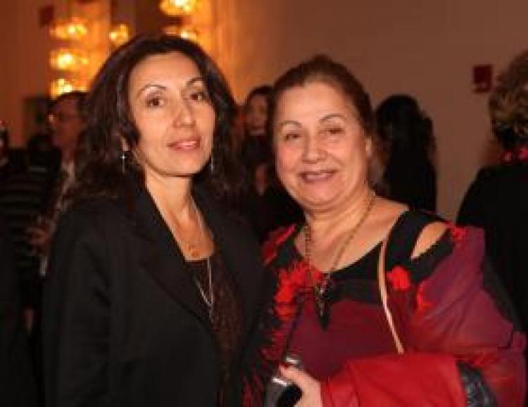 <a><img class="size-medium wp-image-1823728" title="Azin Naimi with her mother at The Kennedy Center Opera House. (The Epoch Times)" src="https://www.theepochtimes.com/assets/uploads/2015/09/147747-body-standard.jpg" alt="Azin Naimi with her mother at The Kennedy Center Opera House. (The Epoch Times)" width="320"/></a>