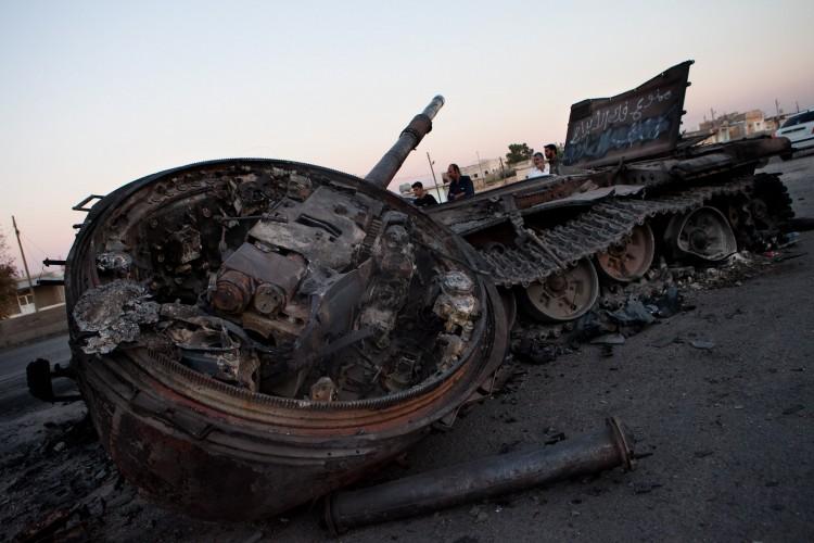 <a><img class="size-large wp-image-1784762" title="A destroyed Syrian army tank is abandone" src="https://www.theepochtimes.com/assets/uploads/2015/09/147924407.jpg" alt="" width="590" height="393"/></a>