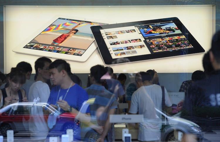 <a><img class="size-large wp-image-1784535" title="Customers flock to an Apple store where" src="https://www.theepochtimes.com/assets/uploads/2015/09/148853120.jpg" alt="" width="590" height="382"/></a>