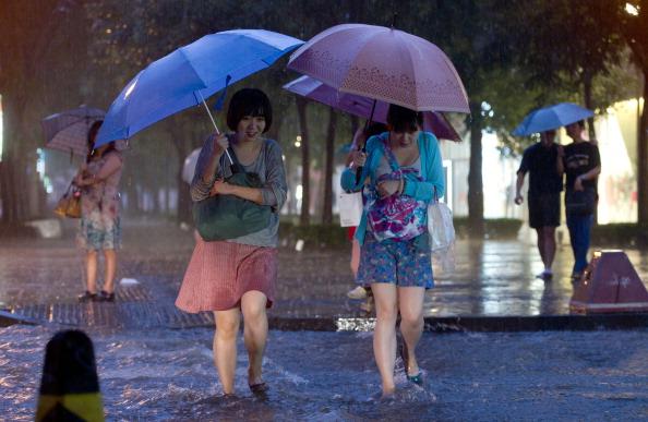 <a><img class="size-medium wp-image-1784532" title="Two women cross a flooded street during" src="https://www.theepochtimes.com/assets/uploads/2015/09/148988153.jpg" alt="" width="350" height="228"/></a>