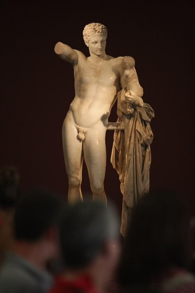 <a><img class="wp-image-1784079" title="Visitors look at a statue of Hermes in the National Archeological Museum in Athens" src="https://www.theepochtimes.com/assets/uploads/2015/09/149356649.jpg" alt="" width="590"/></a>