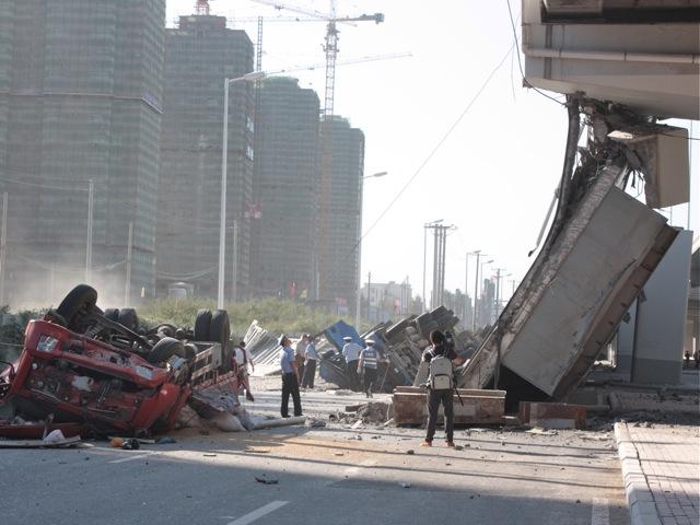 <a><img class="size-large wp-image-1782043" src="https://www.theepochtimes.com/assets/uploads/2015/09/150662610_bridge_collapse.jpeg" alt="a collapsed eight-lane suspension bridge in Harbin" width="590" height="442"/></a>